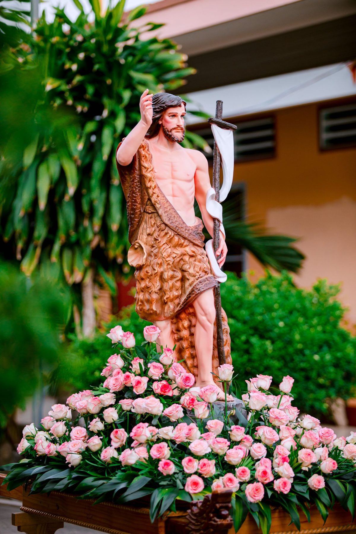 São João Batista em andor coberto de rosas bicolores cor-de-rosa e brancas, pela Florabella, florista em Fafe