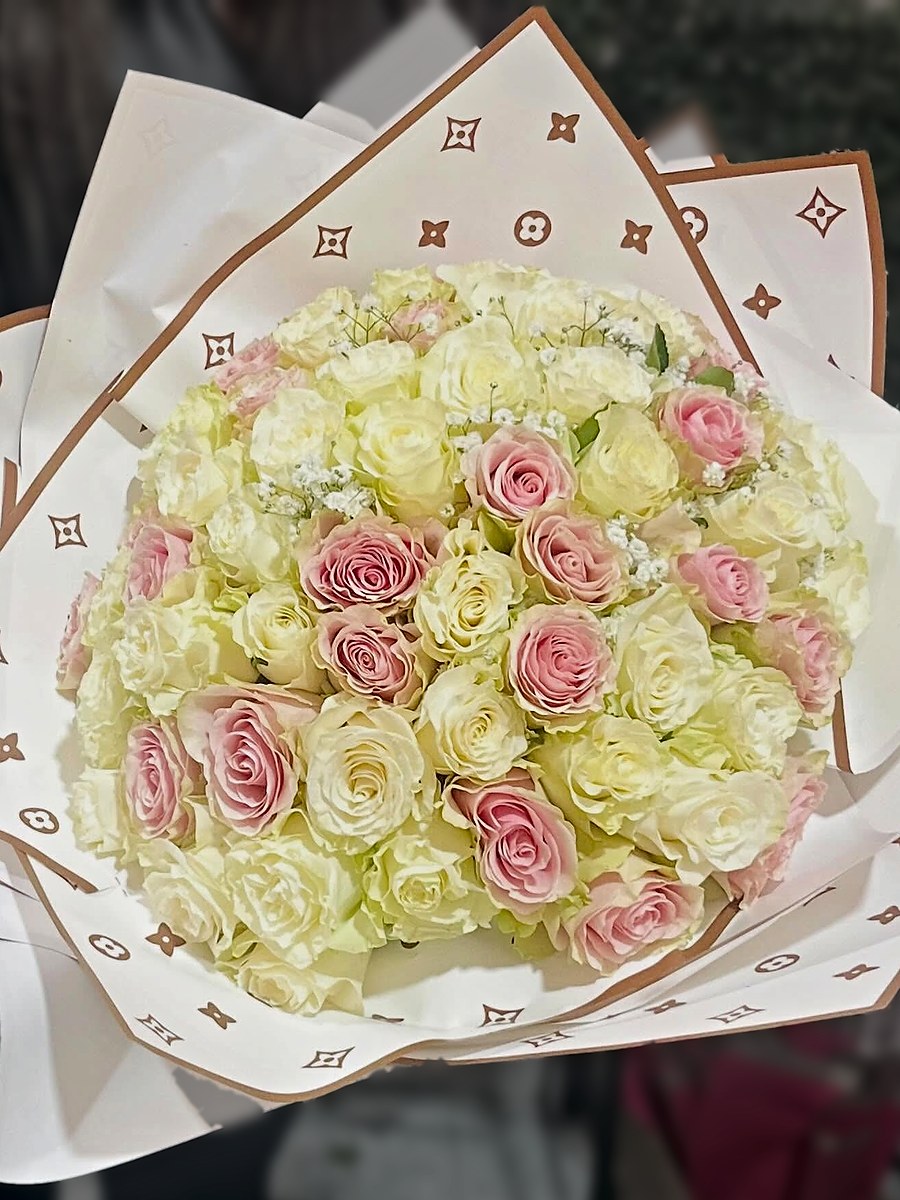 Ramo de rosas brancas e cor-de-rosa com gipsófila, em papel creme, arranjo pronto da Florabella Florista em Fafe