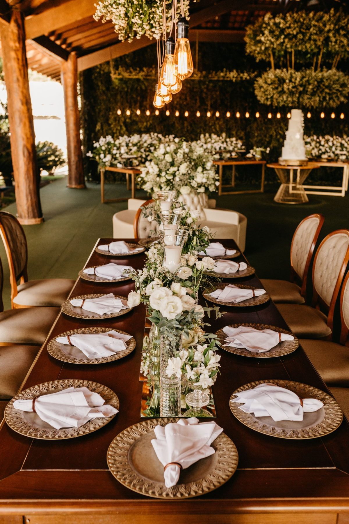 Centro de mesa de casamento com flores brancas, lisianthus, alstroemérias e eucalipto em vasos de vidro com velas, feito pela Florabella em Fafe