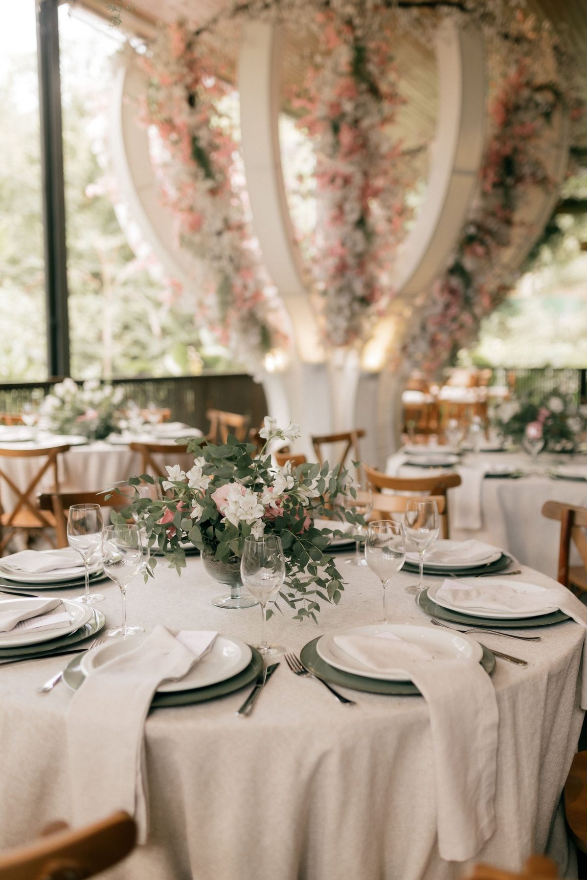 Centro de mesa redonda de casamento com rosas cor-de-rosa, alstroemérias brancas e eucalipto em taça de vidro, pela Florabella em Fafe