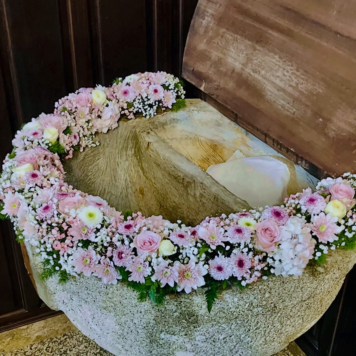Pia batismal decorada com crisântemos e rosas cor-de-rosa e gipsófila para batizado, pela Florabella em Fafe