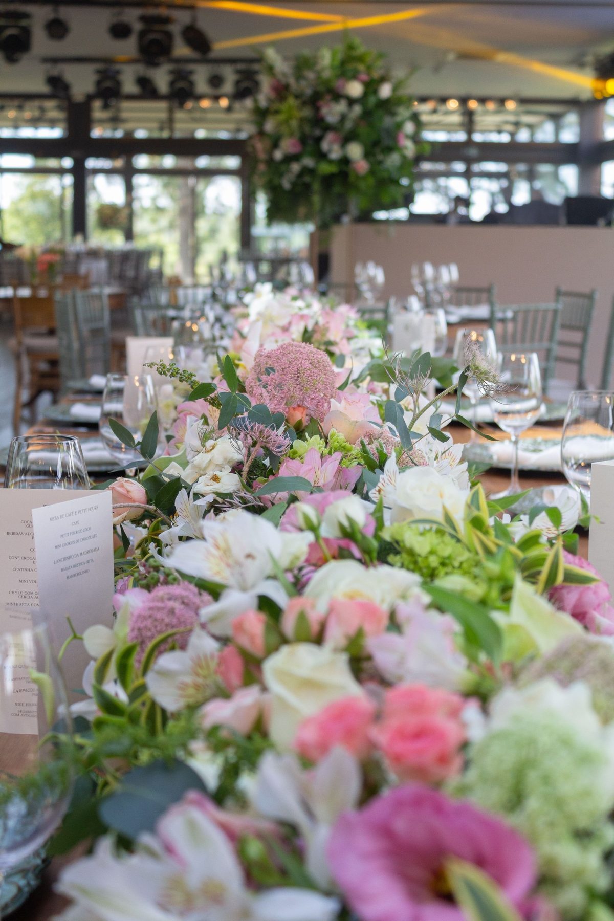 Decoração floral de casamento em Fafe: caminho de mesa com rosas, alstroemérias, hortênsias e eucalipto em tons de rosa e branco, pela Florabella
