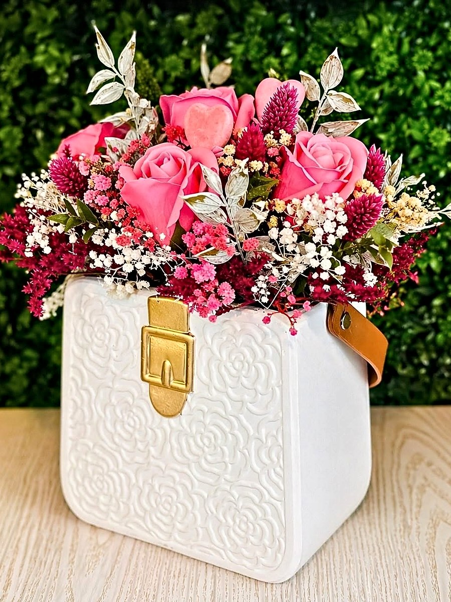 Mala de gesso branca com rosas cor-de-rosa e flores secas, peça de decoração à venda na Florabella Florista em Fafe