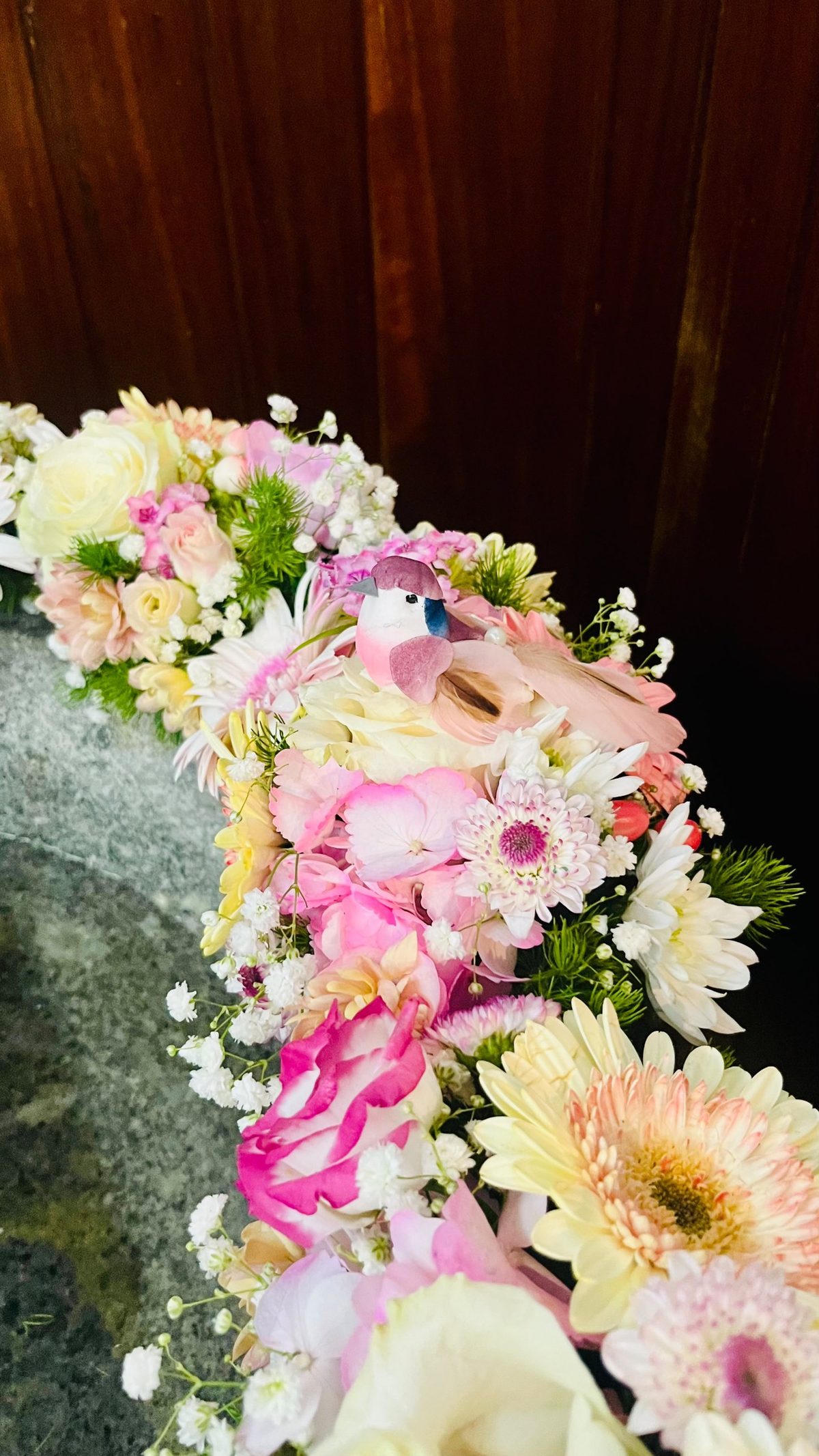 Pormenor de flores de batizado com passarinho decorativo, hortênsias, rosas, gérberas e gipsófila, pela Florabella em Fafe