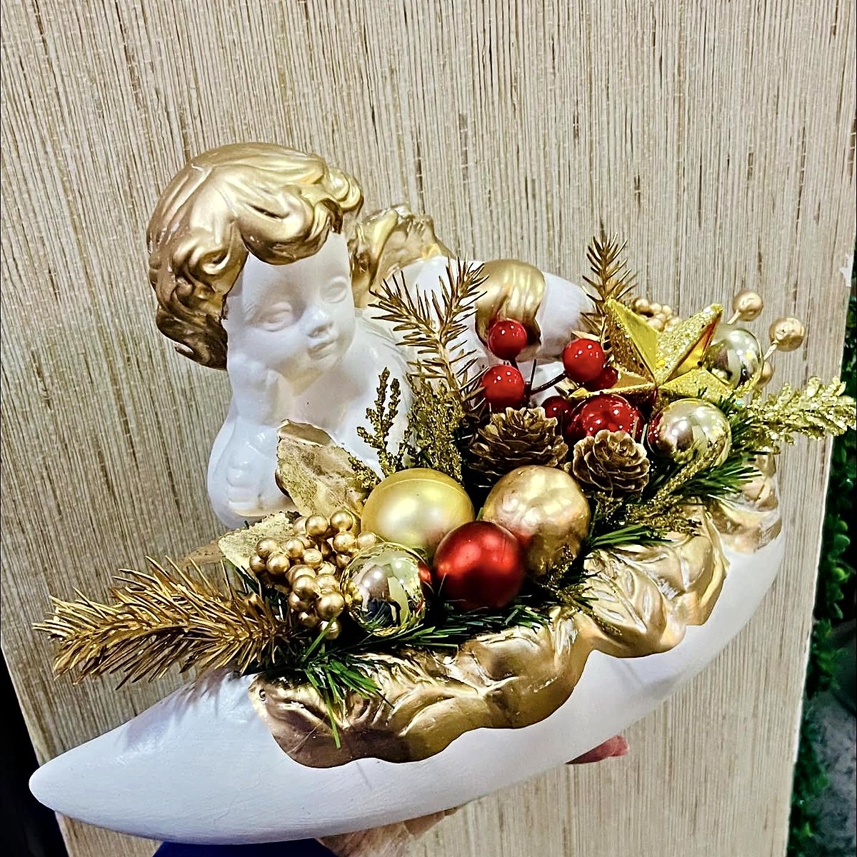 Prenda de Natal: anjo branco e dourado sobre uma lua, decorado com bolas, pinhas, bagas vermelhas e ramos dourados, pela Florabella em Fafe