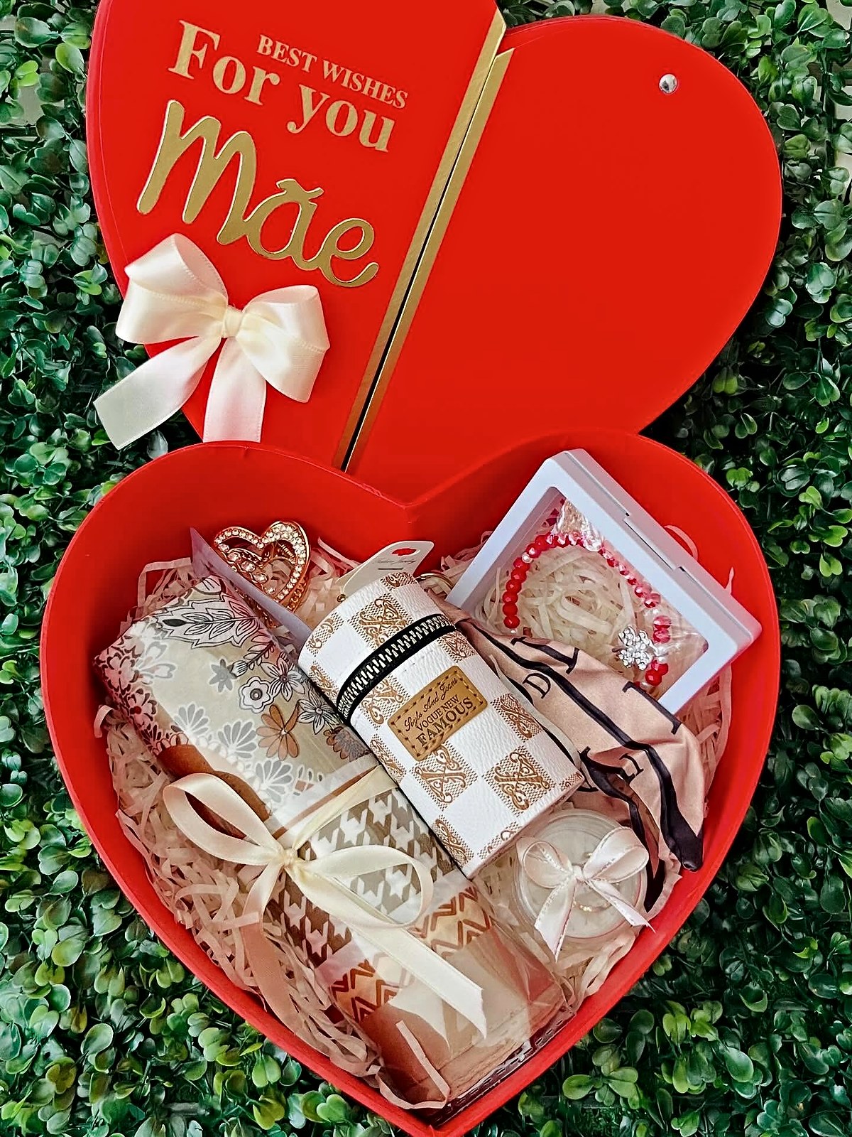 Prenda personalizada para a mãe numa caixa vermelha em forma de coração, com lenços, acessórios e laços, preparada pela Florabella em Fafe