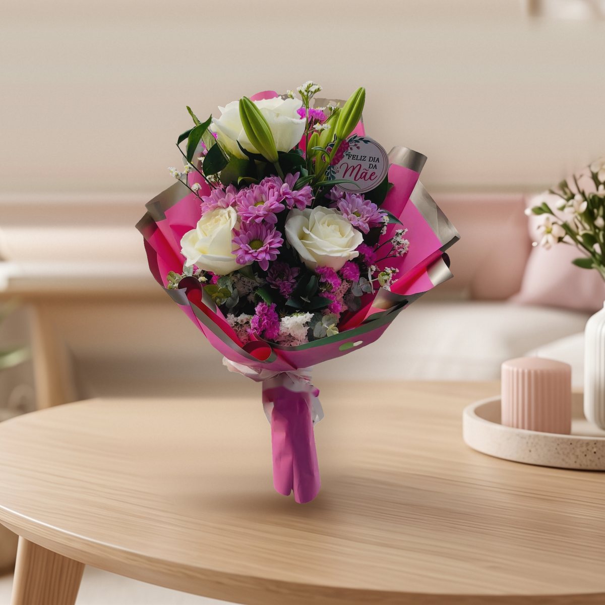 Ramo de flores para o Dia da Mãe com rosas brancas, crisântemos lilás, lírios e limonium, em papel rosa, feito pela Florabella em Fafe
