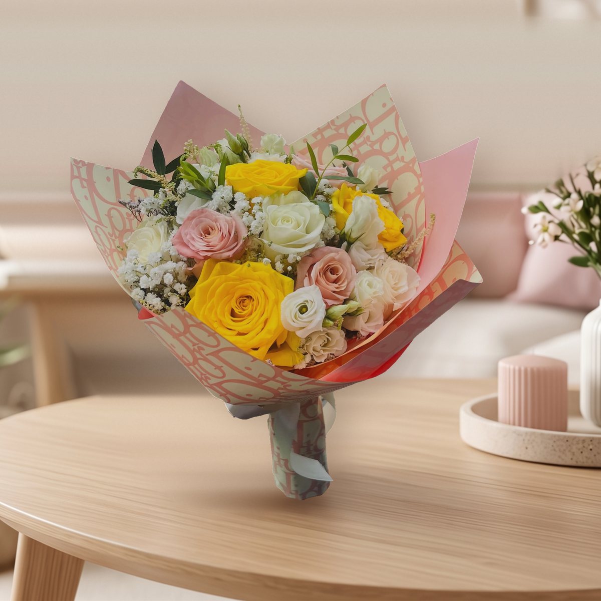 Ramo de rosas amarelas, cor-de-rosa e brancas com lisianthus e gipsófila, em papel rosa, feito pela Florabella em Fafe