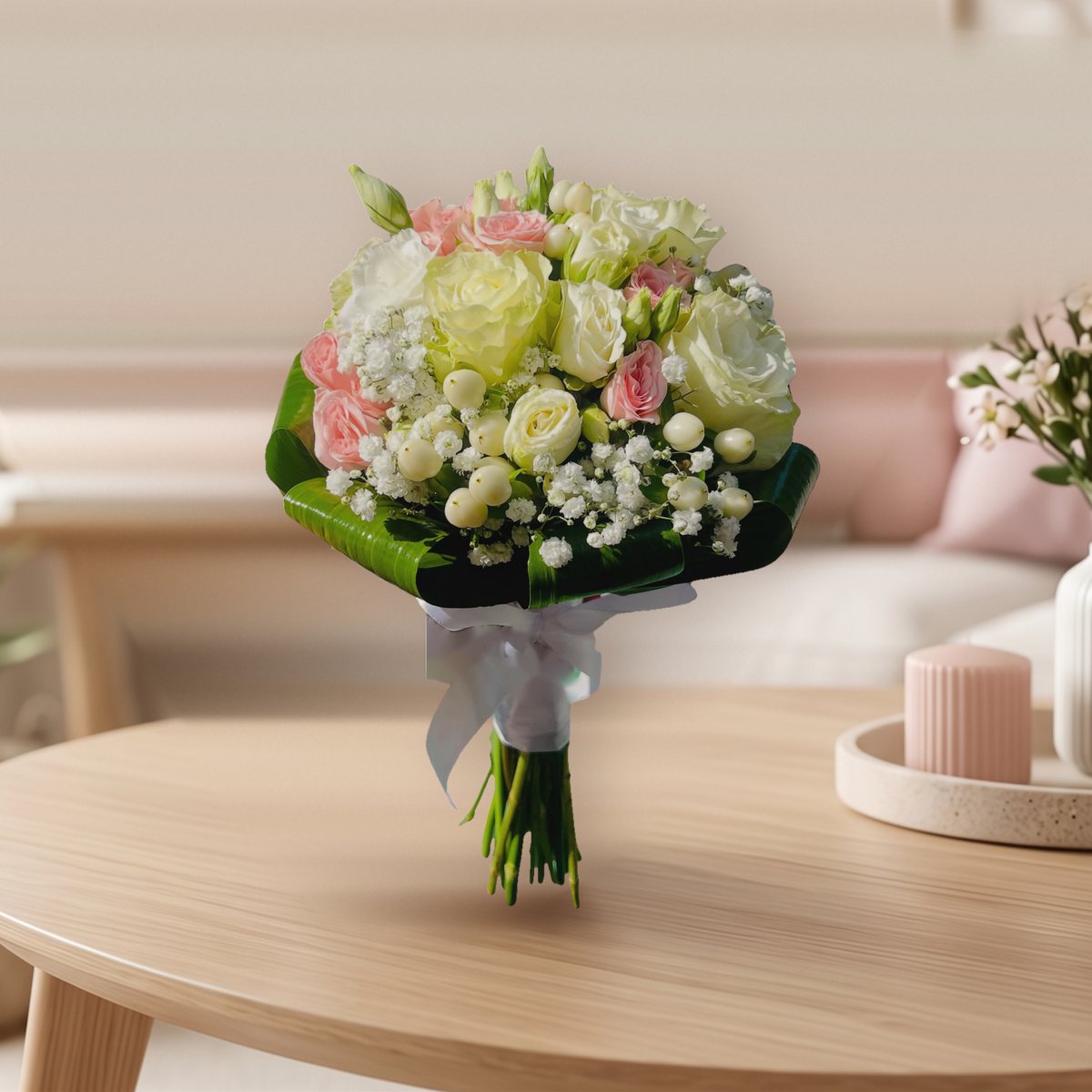 Ramo de rosas brancas e cor-de-rosa com lisianthus, hipericão branco e gipsófila, com laço branco, feito pela Florabella em Fafe