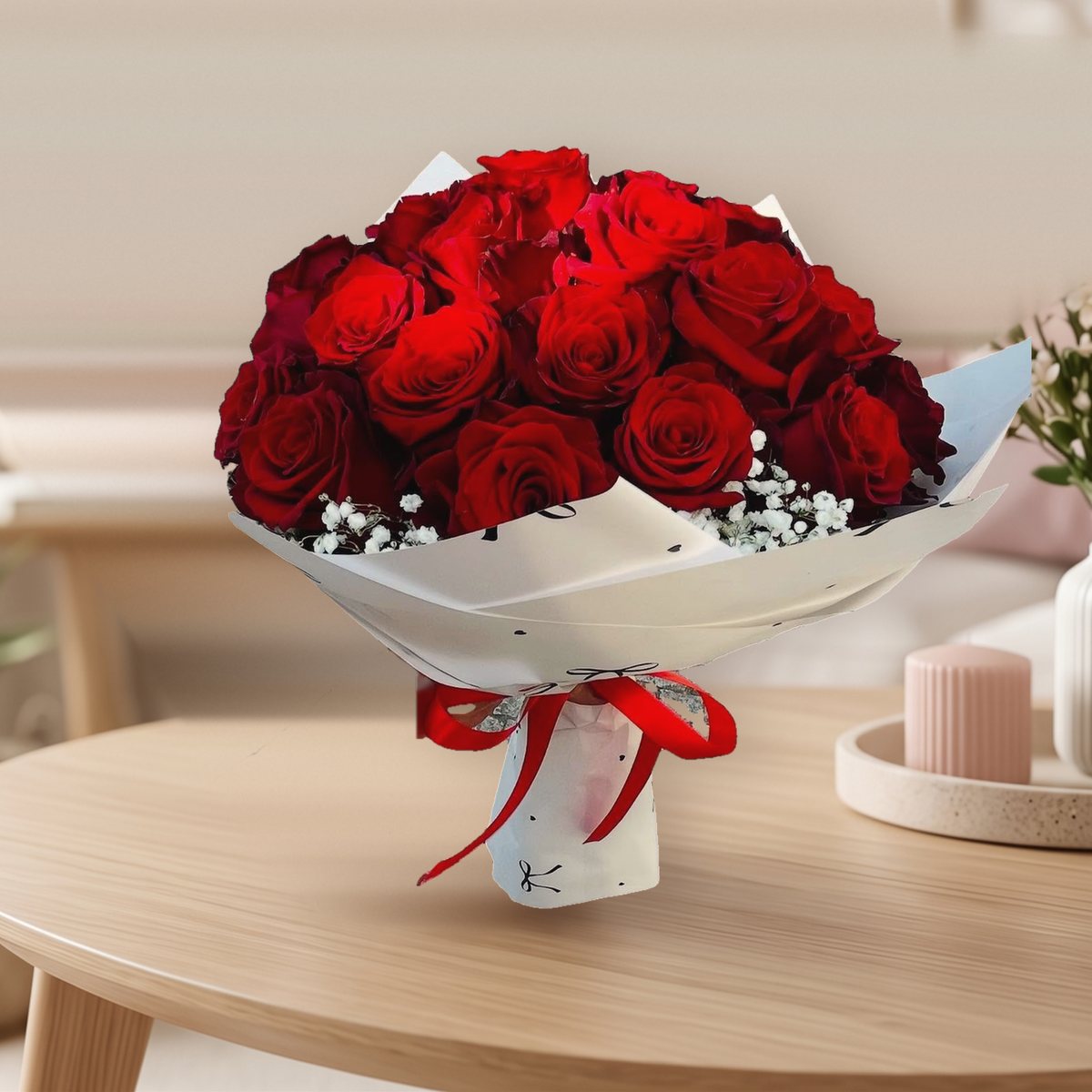 Ramo de rosas vermelhas com gipsófila, embrulhado em papel branco com laço vermelho, feito pela Florabella em Fafe