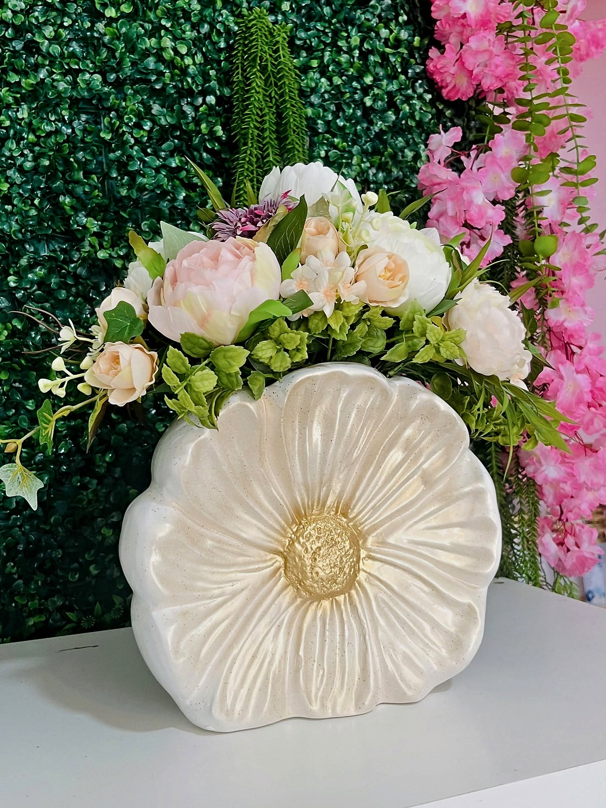 Vaso de cerâmica em forma de flor com arranjo de peónias e rosas em tons claros, peça decorativa à venda na Florabella em Fafe