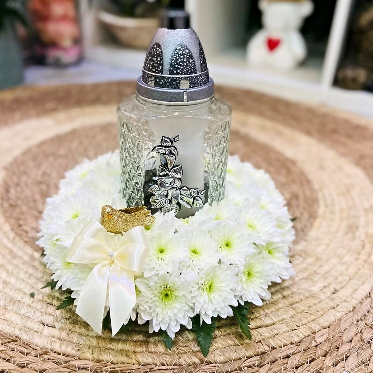 Vela de campa com coroa de crisântemos brancos, pássaro dourado e laço creme, feita pela Florabella em Fafe